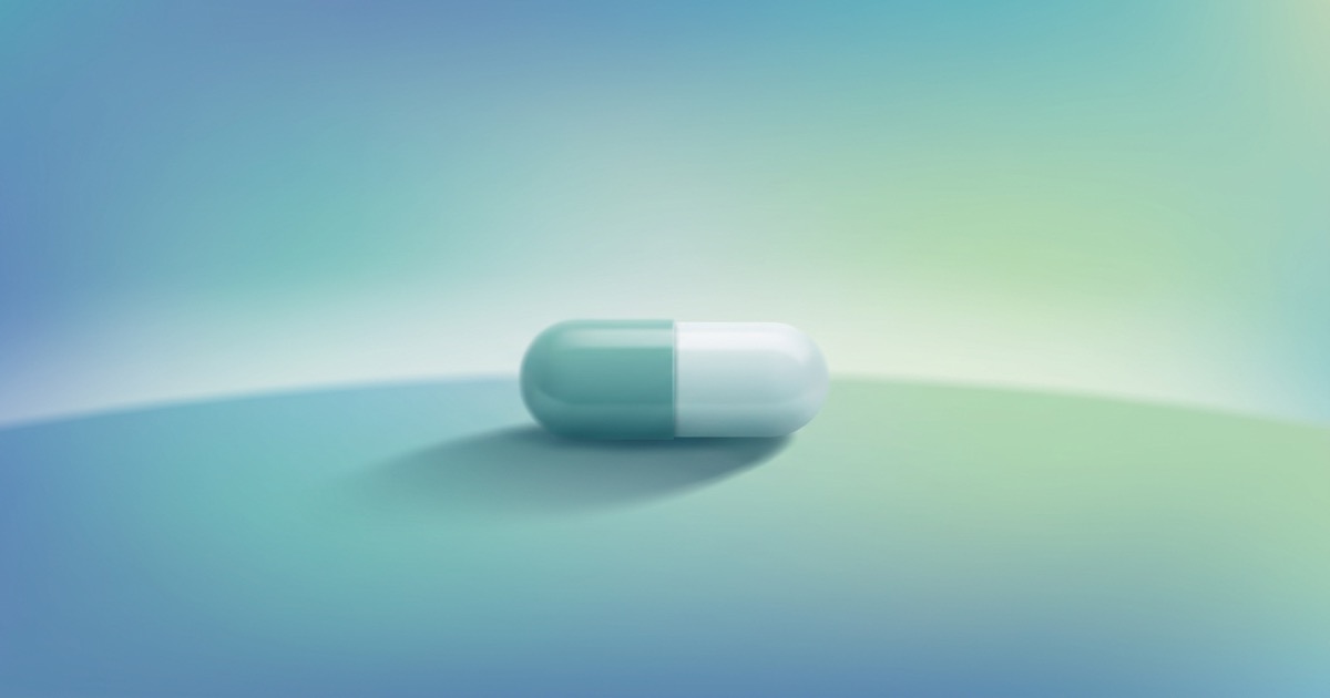 Capsula di atomoxetina, farmaco non stimolante per l'ADHD, su sfondo clinico calmo