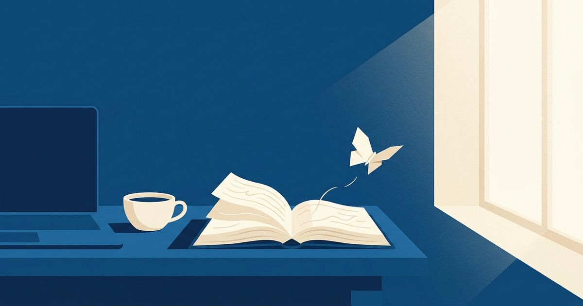Deficit di attenzione negli adulti: una scrivania con un libro aperto, un portatile e una tazza, mentre una farfalla di carta vola via dalla pagina verso la finestra